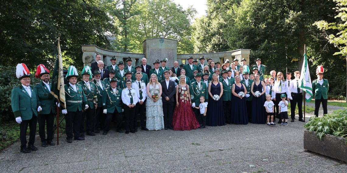 Gruppenbild der Bruderschaft 2025 vor dem Denkmal