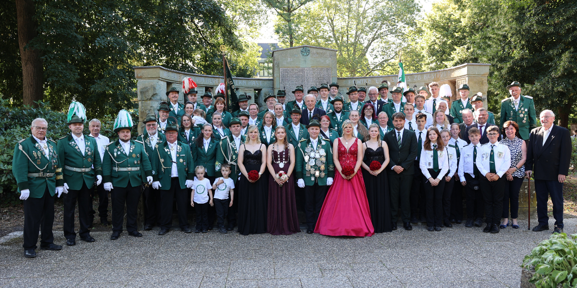 Gruppenbild der Schützen in Unterbach 2026 vor dem Denkmal.